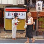 ビラ配りをする友達