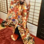 おもちゃの刀をもったお客様