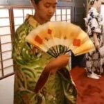 扇子を持つ少女