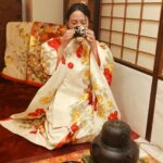 お茶を飲む女性