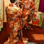 写真を撮り合うカップル